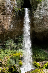 Chute d'eau dans les Pyr&eacute;n&eacute;es