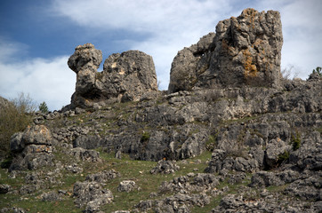 Rochers sur la colline 