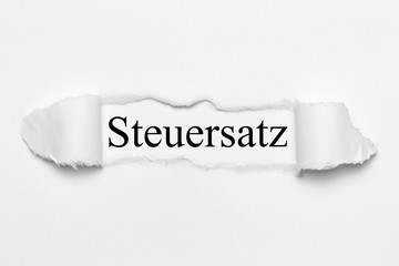 Fototapeta premium Steuersatz auf weißen gerissenen Papier