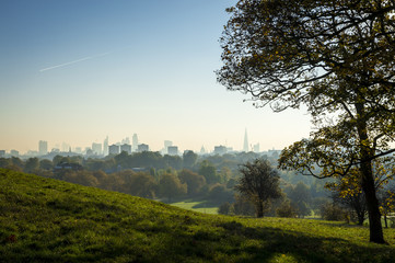 Obraz premium Sceniczny ranku krajobrazu widok Londyn, Anglia od Pierwiosnkowego wzgórza parka w Północnym Londyn przy wschodem słońca