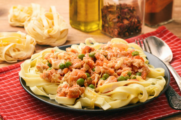 Pappardelle pasta with minced meat, green peas, tomatoes and cheese.