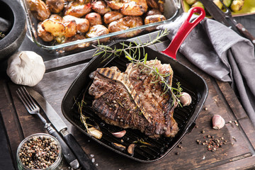 T-bone Steak frisch zubereitet in einer Grill pfanne 