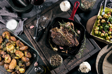 T-bone Steak frisch zubereitet in einer Grill pfanne 