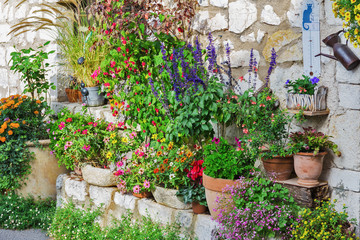 Obraz na płótnie Canvas Rural house decorated with flowers in pots, Gourdon France