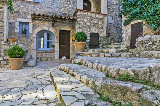 Fototapeta Small patio with flowers in the old village Gourdon