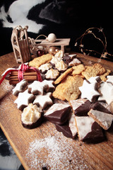 Handwerklich hergestellte weihnachtliche Kekse