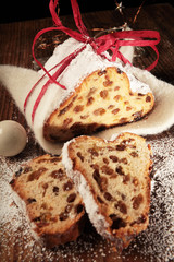 Fototapeta na wymiar Handwerklich hergestellter Butterstollen mit weihnachtlichen Keksen