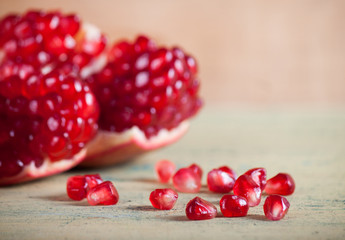 Photo ripe fresh pomegranate on wood board. 
