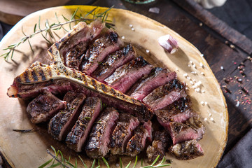 T-bone Steak frisch zubereitet in einer Grill pfanne 