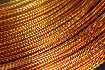 Fototapeta premium Zbliżenie kabla miedzianego jest zwinięte w przygotowaniu do wysyłki w fabryce