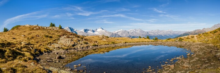 Fototapeta na wymiar Bergsee Panorama mit Spiegelung