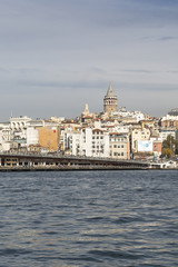 Obraz premium Blick auf Galataturm oder Galata Kulesi, und Galatabrücke oder Galata Köprüsü, Stadtteil Beyoglu, Goldenes Horn, Halic, Bosporus, Bogazici, Istanbul, Türkei, Asien