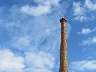 Chimenea industrial antigua de ladrillo / Old industrial chimney of brick