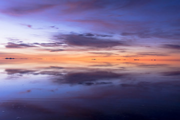 Fototapeta na wymiar ミラクルレイク・ウユニ塩湖の絶景