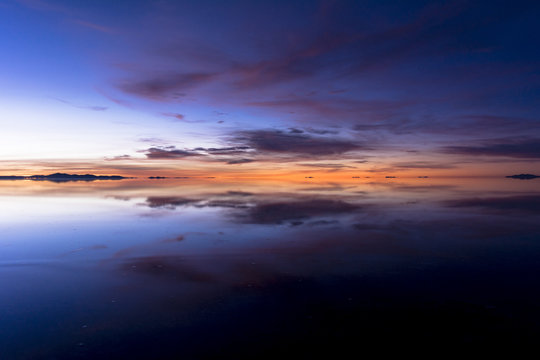 ミラクルレイク・ウユニ塩湖の絶景 © san724