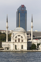 Fototapeta na wymiar Dolmabahce-Moschee und modernes Hochhaus, Kabatas, Bosporus, Istanbul, Türkei, Asien