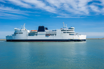 Obraz premium Fährschiff von Deutschland nach Dänemark im Fährhafen von Put