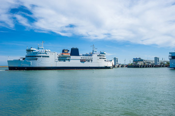 Fototapeta na wymiar Fährschiff von Deutschland nach Dänemark im Fährhafen von Put