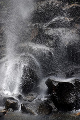 Spritzwasser vom Wasserfall am Felsen