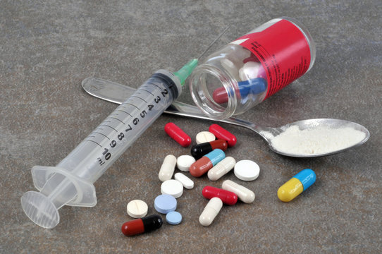 Héroïne, seringue et médicaments 