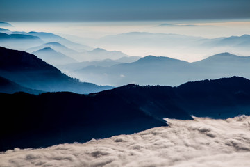 mystische Wolken und Nebelschleier zwischen Berggipfeln im Spätsommer in den Alpen