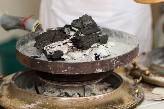 Riscaldarsi con il braciere ardente