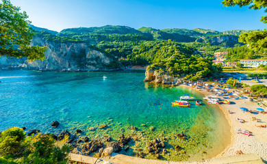 Fototapeta premium Piękna plaża i łódź w Paleokastritsa, wyspa Korfu, Grecja