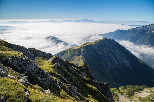Eisenerzer Reichenstein in den Alpen im Spätsommer mit grandiosem Ausblick und mystischer Nebeldecke