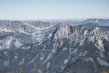 Eisenerzer Reichenstein in den Alpen im Spätsommer mit grandiosem Ausblick und mystischer Nebeldecke