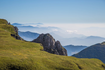 Obraz premium mystische Wolken und Nebelschleier zwischen Berggipfeln im Spätsommer in den Alpen