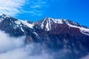 высокие горы над белыми облаками, Северный Кавказ