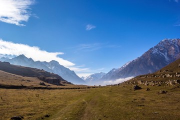 красивый вид на ущелье, белые облака, синее небо, горный пейзаж