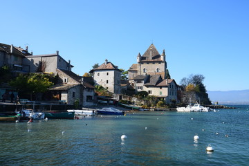 Fototapeta premium Le Château d'Yvoire dominant le port des pêcheurs