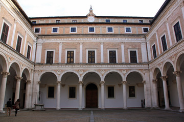 Fototapeta na wymiar Grande cour du Palais Ducal à Urbino, Italie