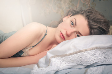 Obraz na płótnie Canvas Fresh-faced girl lying in bed