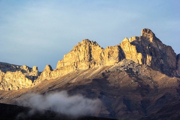 высокие скалы, горный пейзаж, ущелье Северного Кавказа