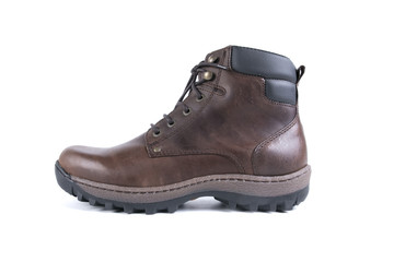 bota masculina em castanho em fundo branco 
