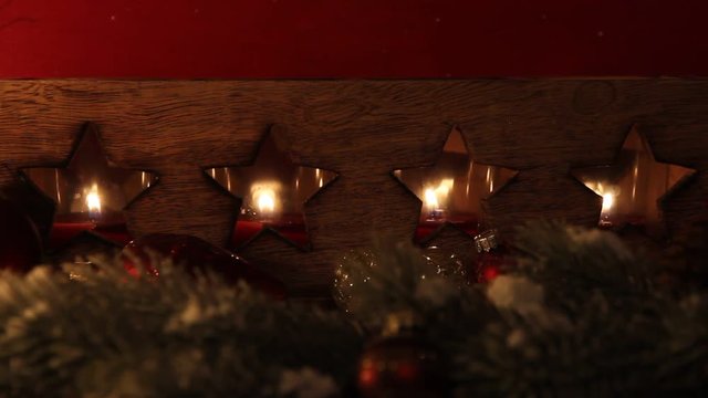 weihnachtliche Dekoration mit brennenden Teelichtern