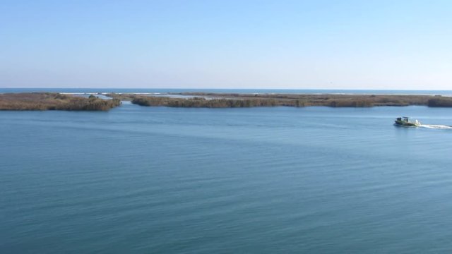 Dos barcos navegando en el r&iacute;o Ebro / Two boats sailing on the river Ebro