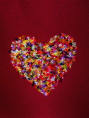 иллюстрация цветного сердце на красном фоне     