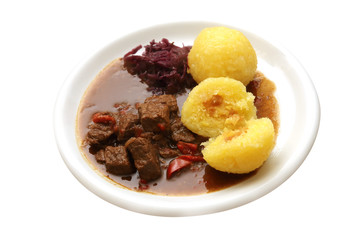 Gulasch mit Knödeln und Rotkohl