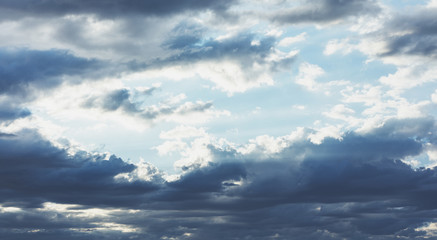 Naklejka premium Clouds blue sky and sunlight sunset on horizon ocean. Сloudscape on background seascape dramatic atmosphere rays sunrise. Relax view waves sea, mockup nature evening concept.