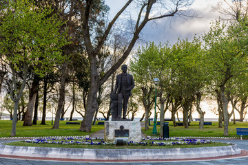 Monumento Perez Galdos en parque mesones