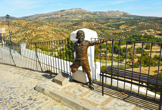 Escultura de niño en el Balcón del Adarve, Priego de Córdoba, Andalucía, España
