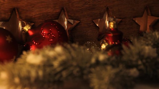 Kerzenlicht hinter Weihnachtsdekoration