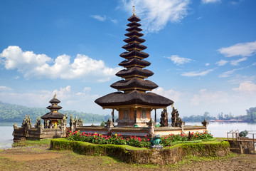 Pura Ulun Danu Bratan temple on the lake Beratan, Bali, Indonesia © Oleksandr Dibrova