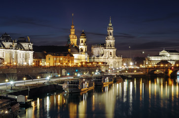 Obraz premium Night view on Dresden architecture with Elbe river.