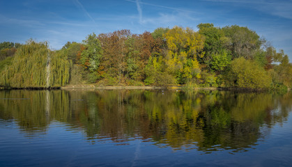 Obraz premium Reflets d'arbres sous les couleurs d'automne