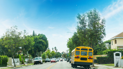 Obraz premium school bus in a Los Angeles neighborhood