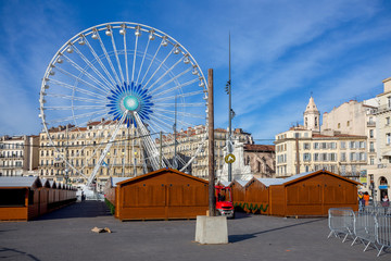 Le vieux port de Marseille avec ses chalets de noël, et sa grande roue blanche